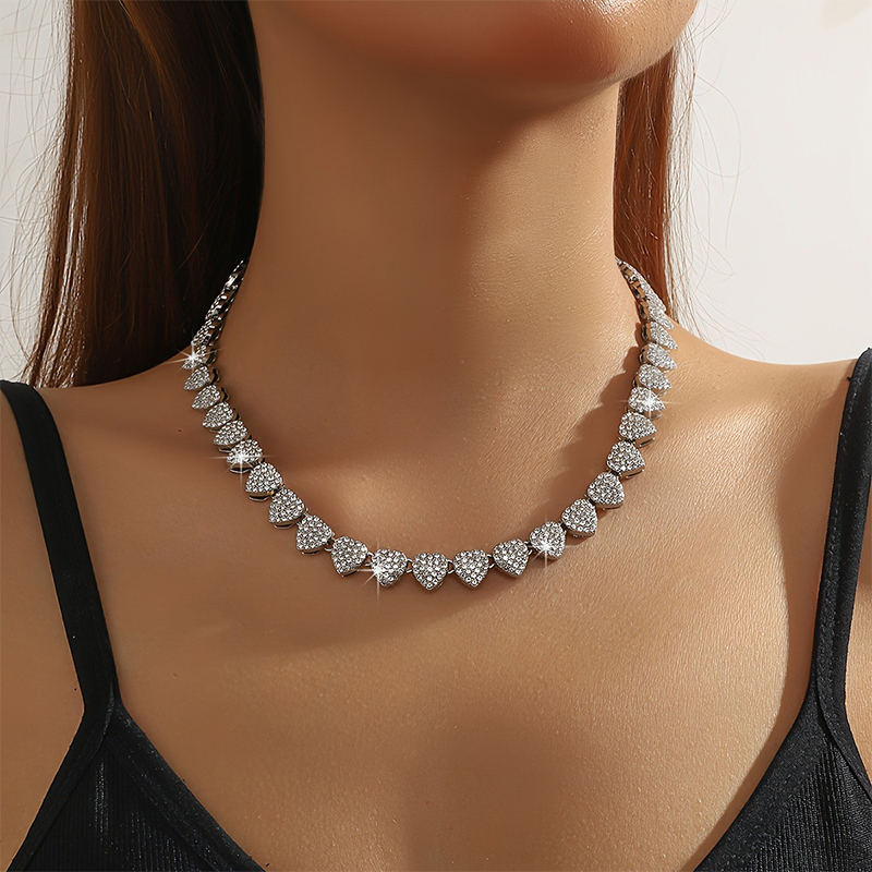 Exquisite Sparking Heart Ladies' Alloy Necklace with Rhinestone