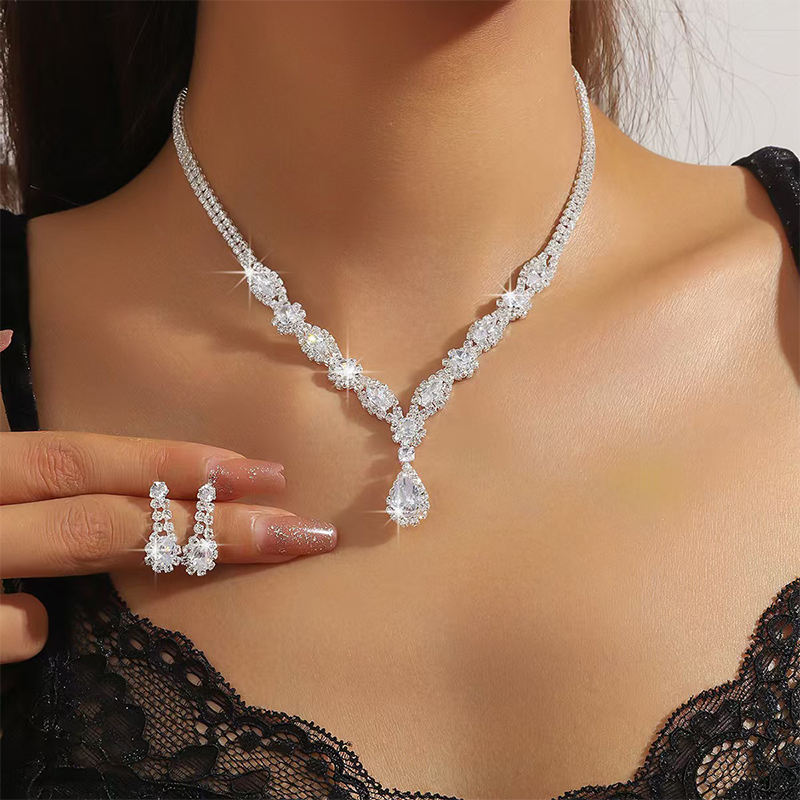 Exquisite Luxurious Ladies' Drops Alloy Necklace with Rhinestone